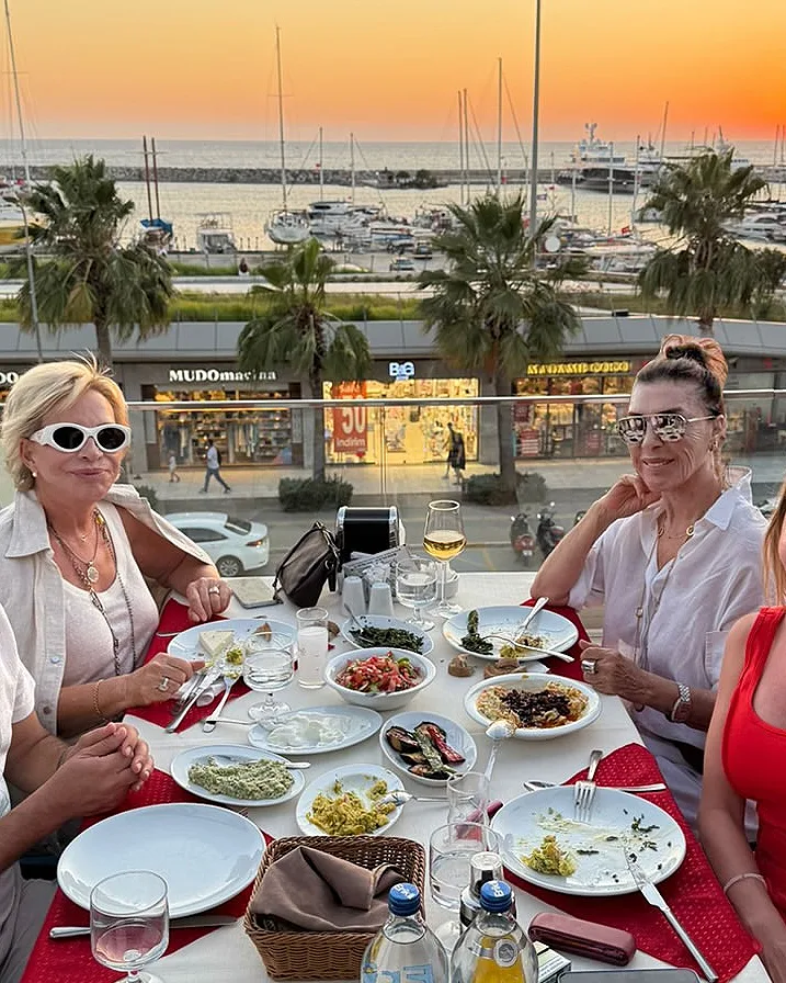 Nebahat Çehre, Şef Restaurant Kuşadası'nda Ahmet Öz ile